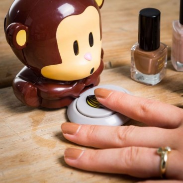 Petit singe sèche vernis à ongles